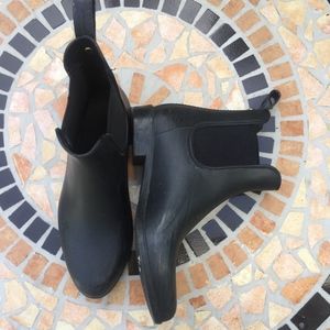 🚫SOLD🚫 black chelsea boots